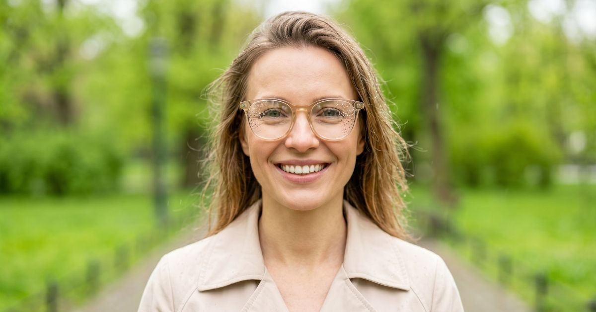 Powłoka antystatyczna, antyrefleksyjna i hydrofobowa – jak chronią okulary?