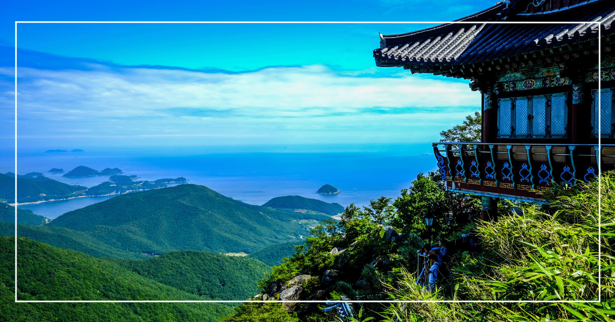 Temple traditionnel en Corée du Sud avec vue sur la mer et les montagnes. Voyage culturel en Corée