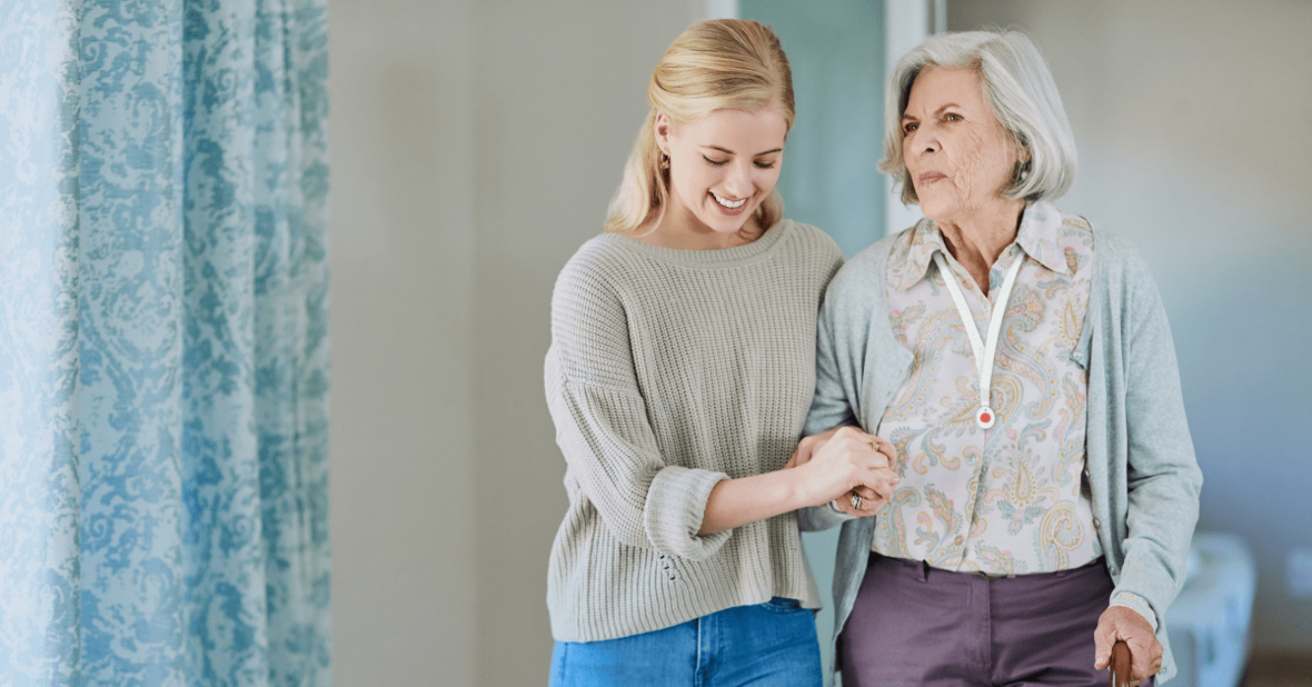 Cuidadora con persona mayor en domicilio en Toledo