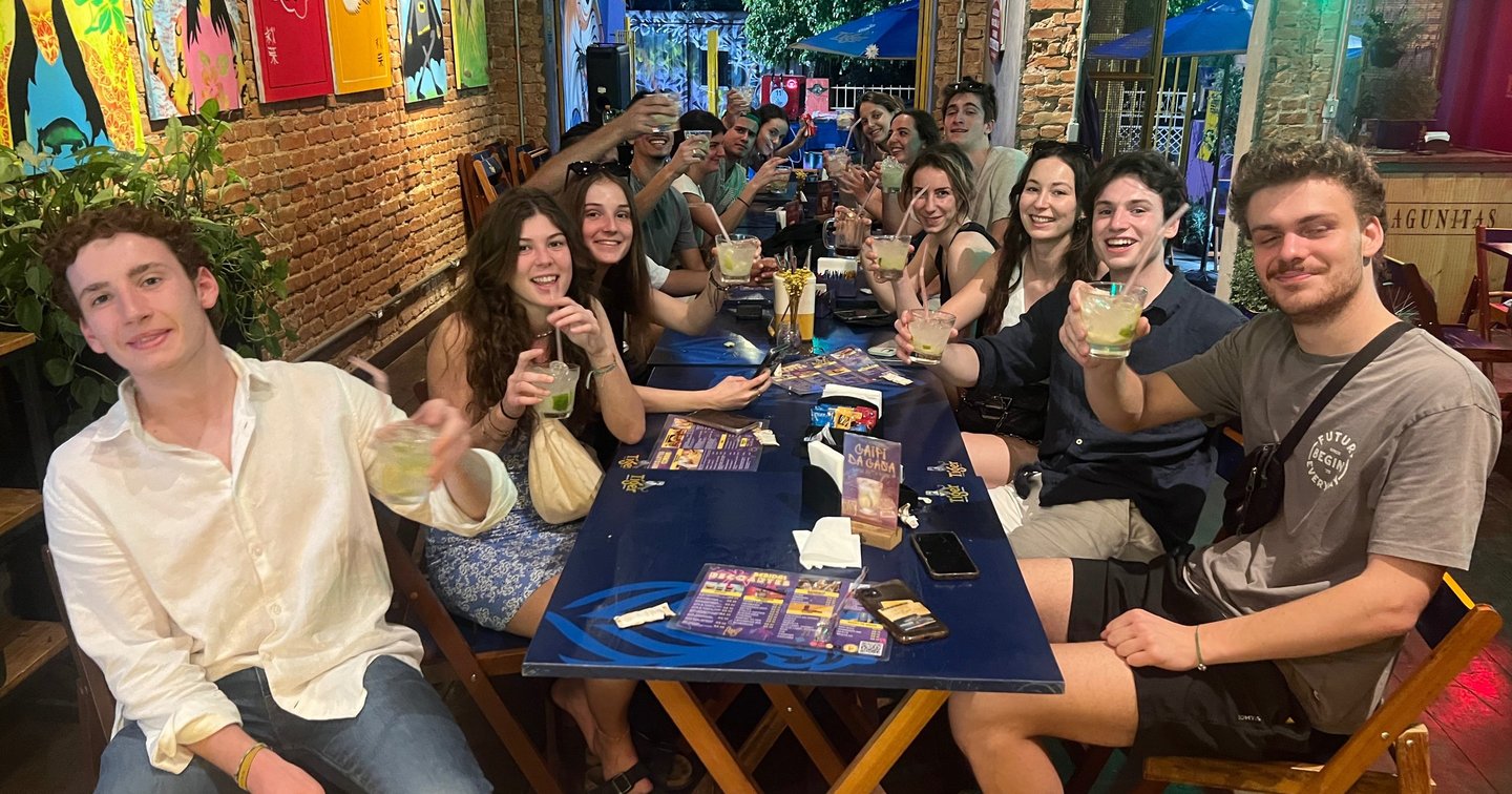 Vale a pena visitar o Beco do Batman à noite?