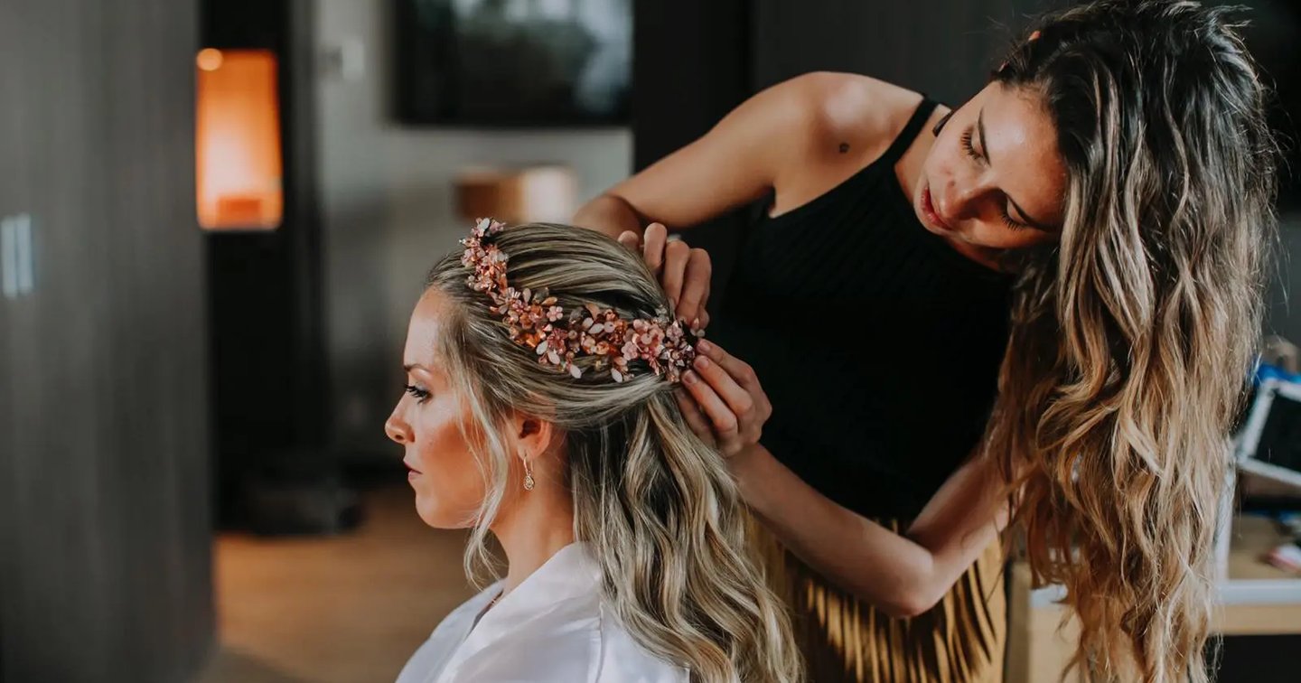 Tendencias en Peinados de Novios y Novias para Bodas en 2025 en Valencia |  La Ardilla Blanca, image size:1440x756