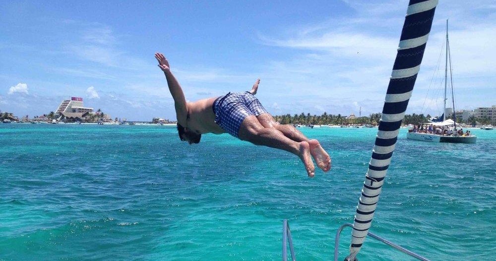 Tours en barco y escuela de navegación en Cancún