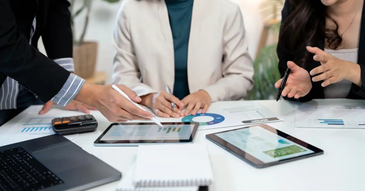 Estratégia combinando time comercial e marketing digital para crescimento de associação