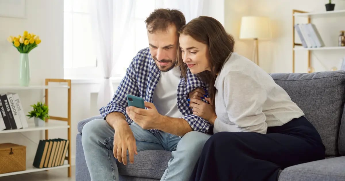 Comprador de imóvel pesquisando online antes de entrar em contato com corretor