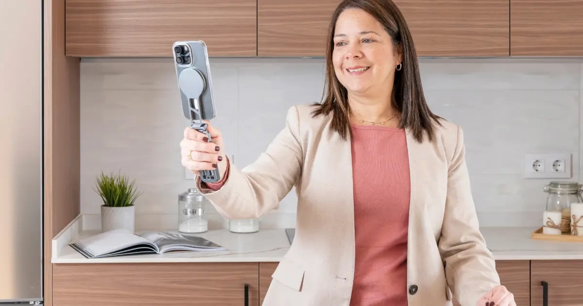 Corretor de imóveis gravando conteúdo de bastidor para Instagram