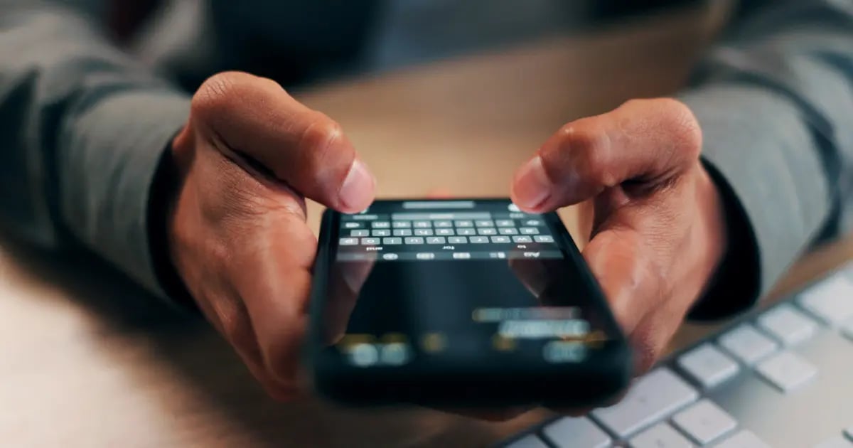 Corretor de imóveis respondendo leads rapidamente pelo WhatsApp