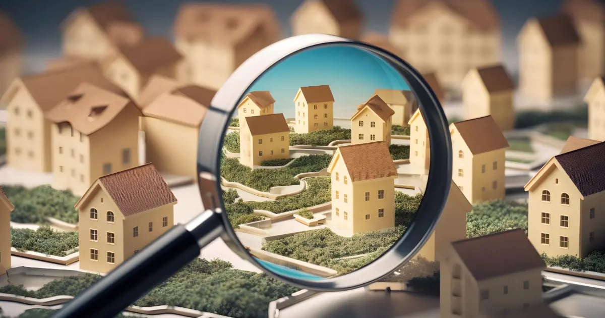Lupa sobre miniatura de casa representando busca por imóveis no Google