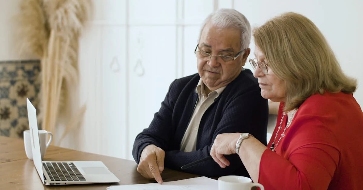Seniorzy planujący przyszłość finansową – renta dożywotnia jako sposób na bezpieczną emeryturę. Fundusz Hipoteczny Optimum.