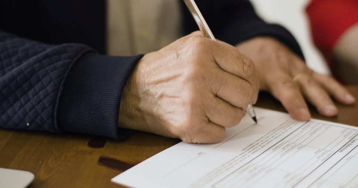 Renta dożywotnia a podatek dochodowy – senior analizujący dokumenty, opodatkowanie świadczeń, Fundusz Hipoteczny Optimum