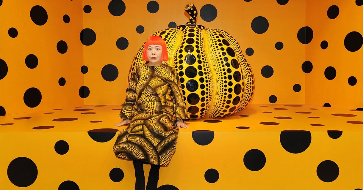 Instalação "Infinity Mirror Room" de Yayoi Kusama, com espelhos e luzes que criam uma sensação de es
