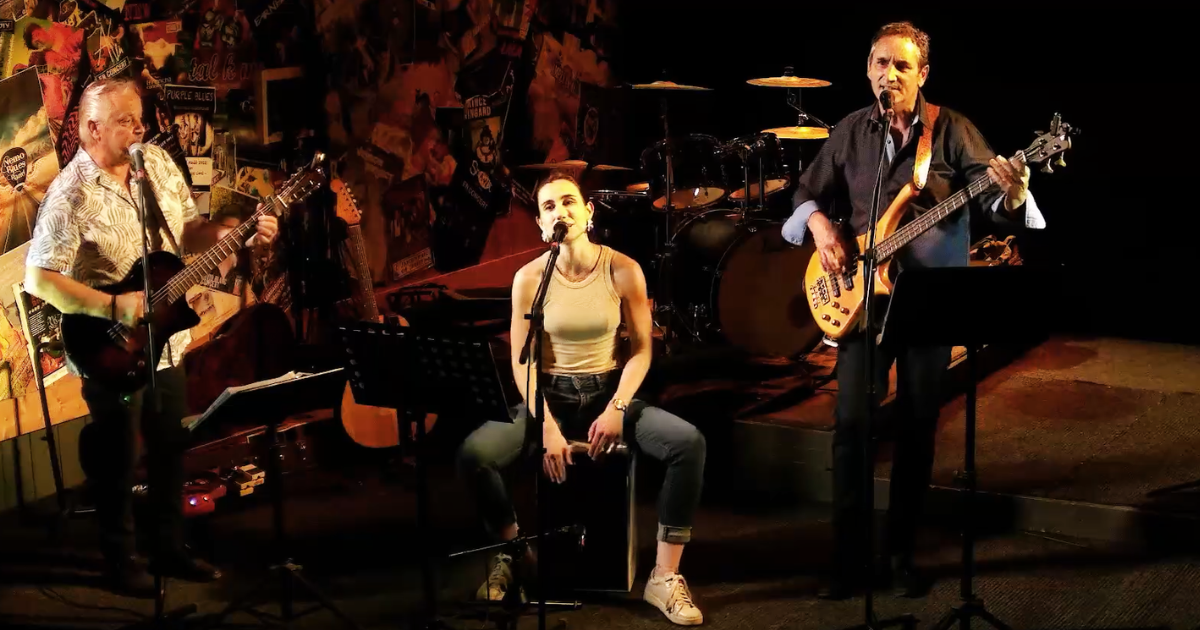 Deny Podda, Pauline Royer et Joël Royer sur scène au Lembarzique-Café