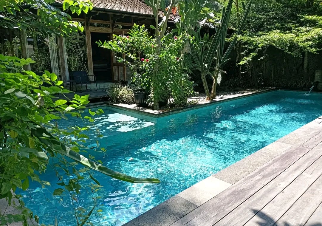 kolam renang buatan dayanapool di abndung dengan finishing batu alam sukabumi hijau