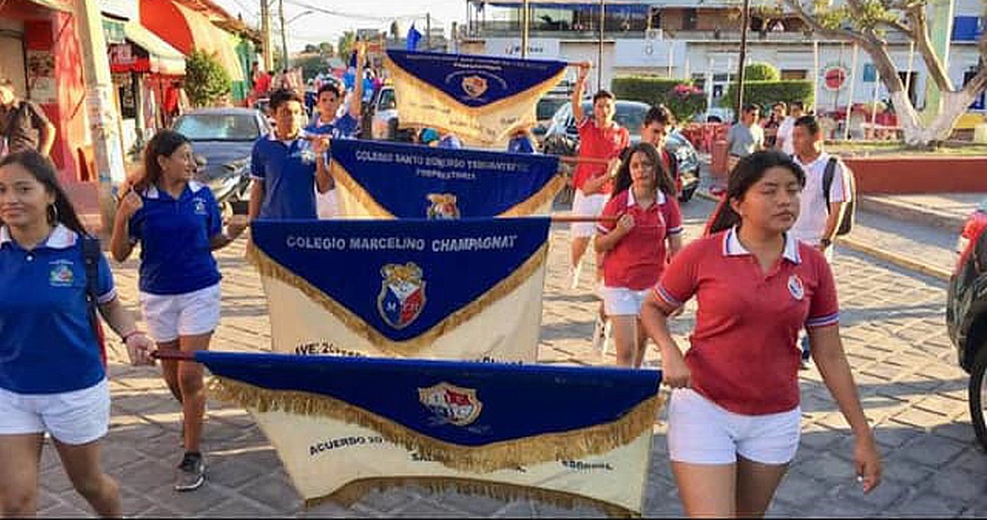 Alumnos de la preparatoria de maristas participando en un desfile cultural