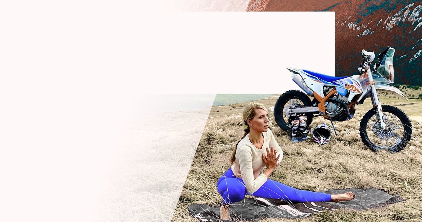 Trainerin-Anja-beim-Yoga-vor-ihrem-Motorrad