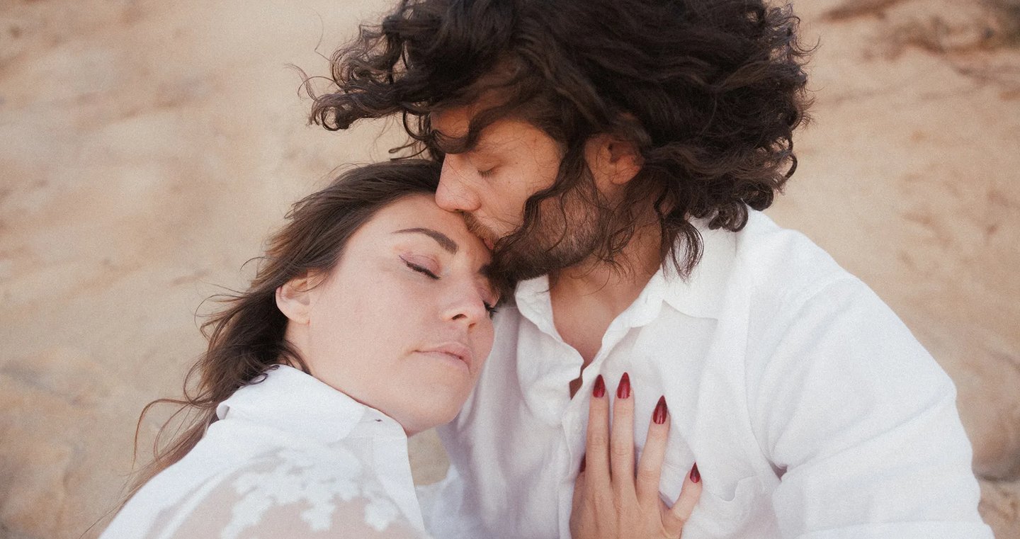 photographe romain daniel portrait de couple plage Vendée 6.553018066748564, -1.83341449731815
