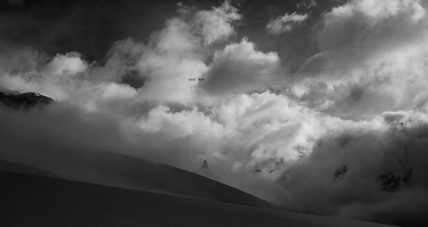 Télécabines au-dessus de la Vallée Blanche. Massif du Mont-Blanc