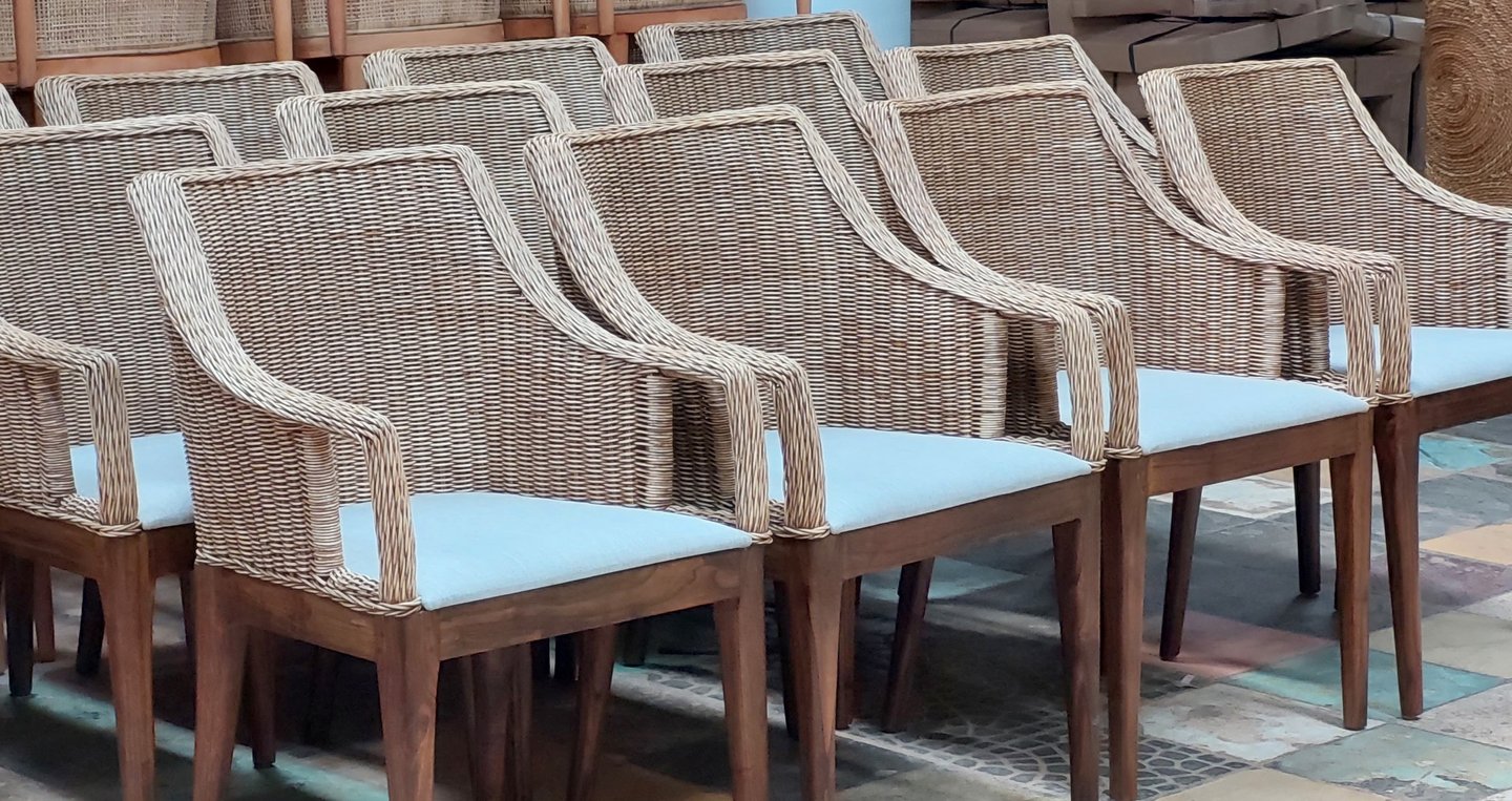 This chair is often chosen as a product to fill hotel projects, restaurants and cafes.