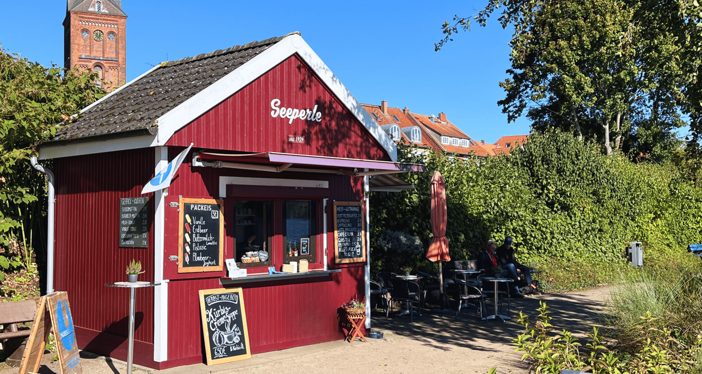Der Imbiss "Seeperle" am Plöner See, in sonniger Umgebung. Geöffnet mit leckerem Eis, Suppe und mehr