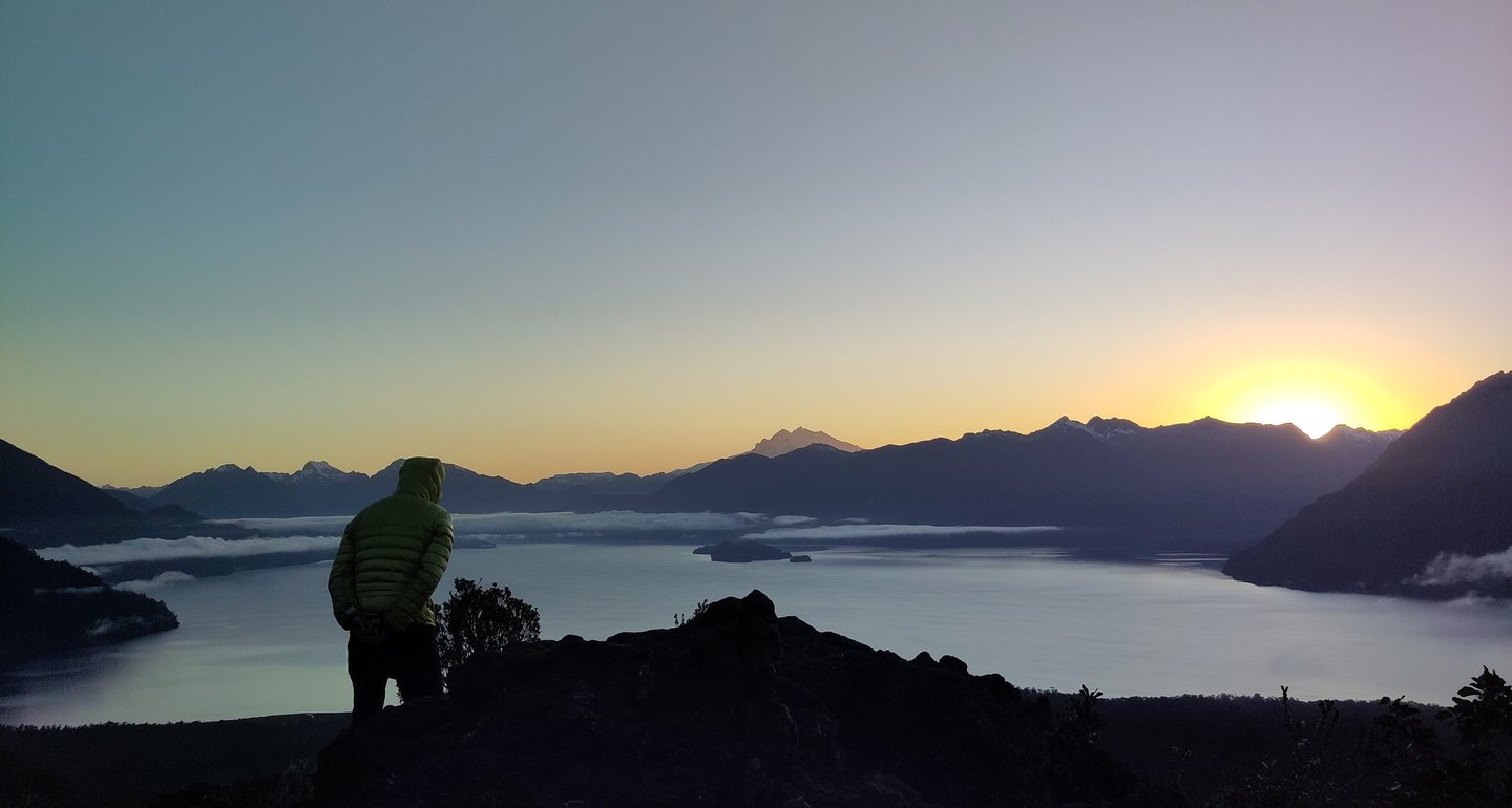 Lever de soleil du le lac Petrohue et le Cerro Tronador, Patagonie, Chili