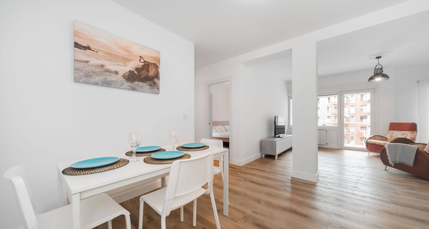 Spacious open-plan living and dining area with balcony, Anne apartment San Sebastian