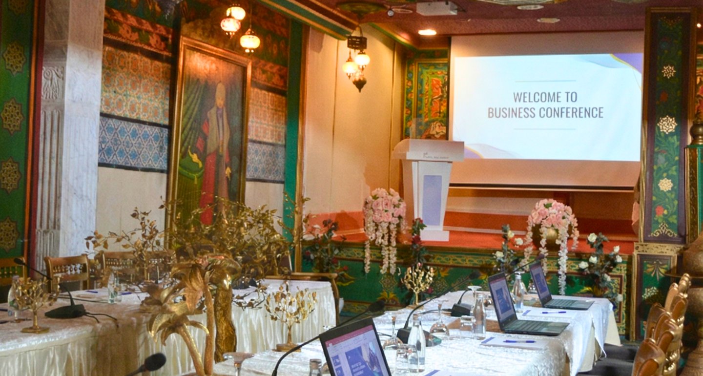 Salle de réunion équipée avec projection pour séminaire et dîner d'affaires Tunis.