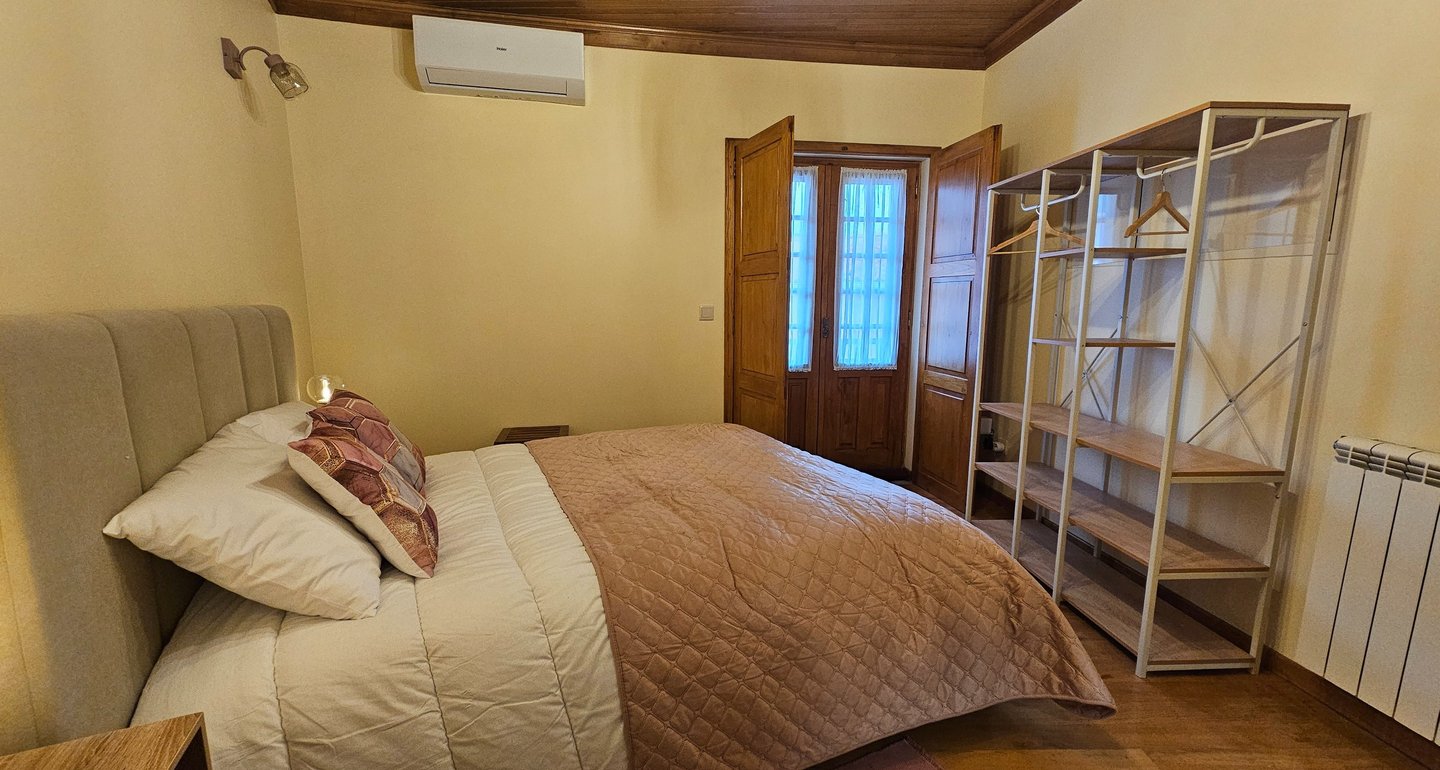 Casa do Mel - Quarto de casal confortável com acesso a varanda