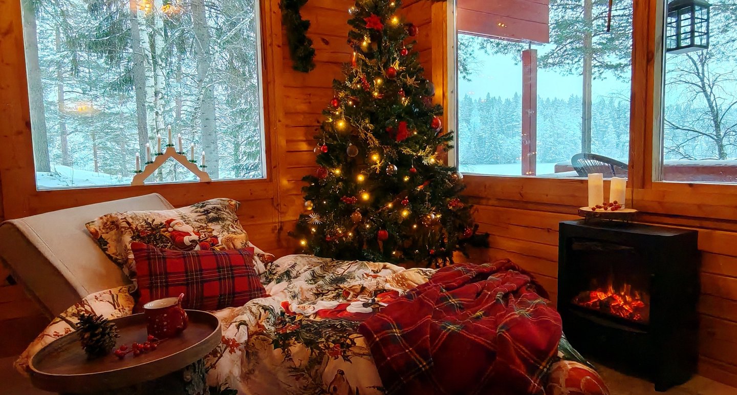 Joulu teemalla sisustettu mökki