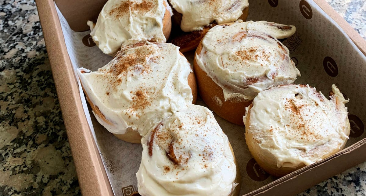 Una caja de roles de canela que prepara la Chef Karla y vende a través de neighborfood.mx