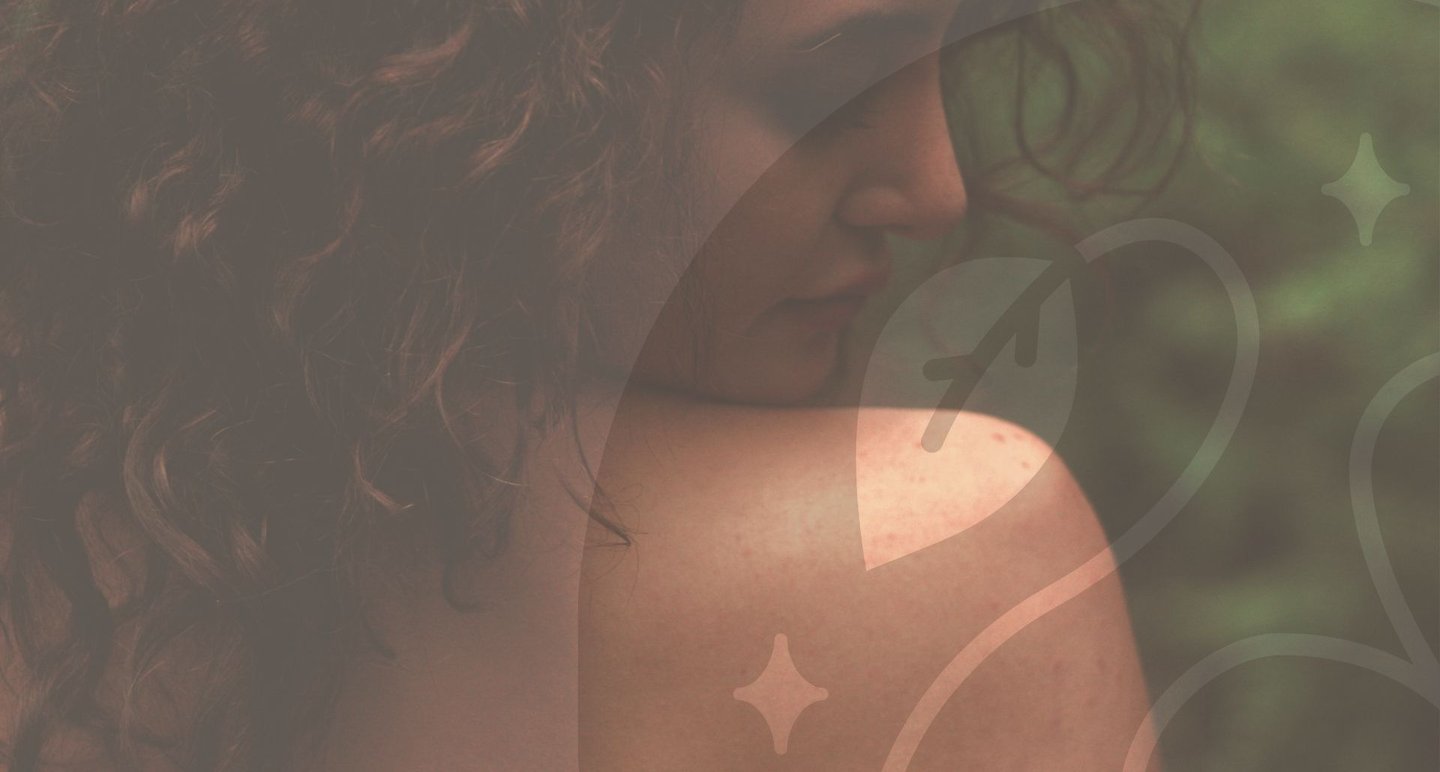 Una mujer con cabello rizado que muestra una piel clara en su hombro con una superposición de hojas 