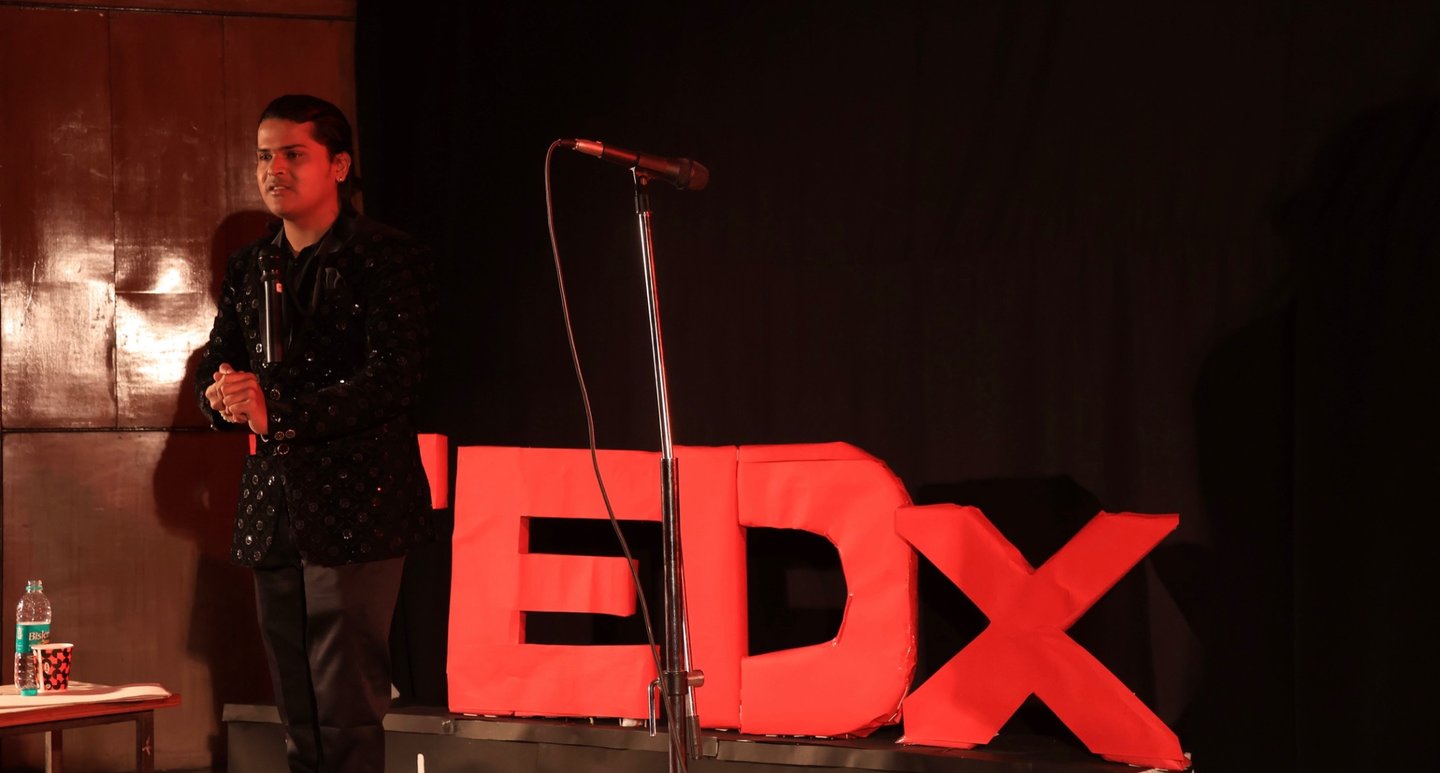 Dheeraj is the best corporate illusionist in Delhi India.