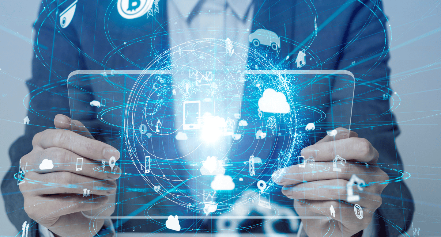 Una persona con una table navegando en internet