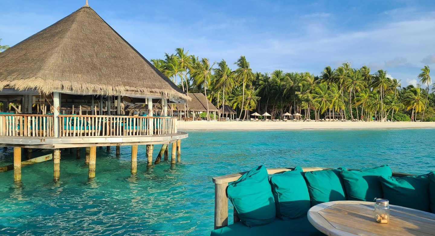 gili-lankanfushi-maldives-sunset-lounge