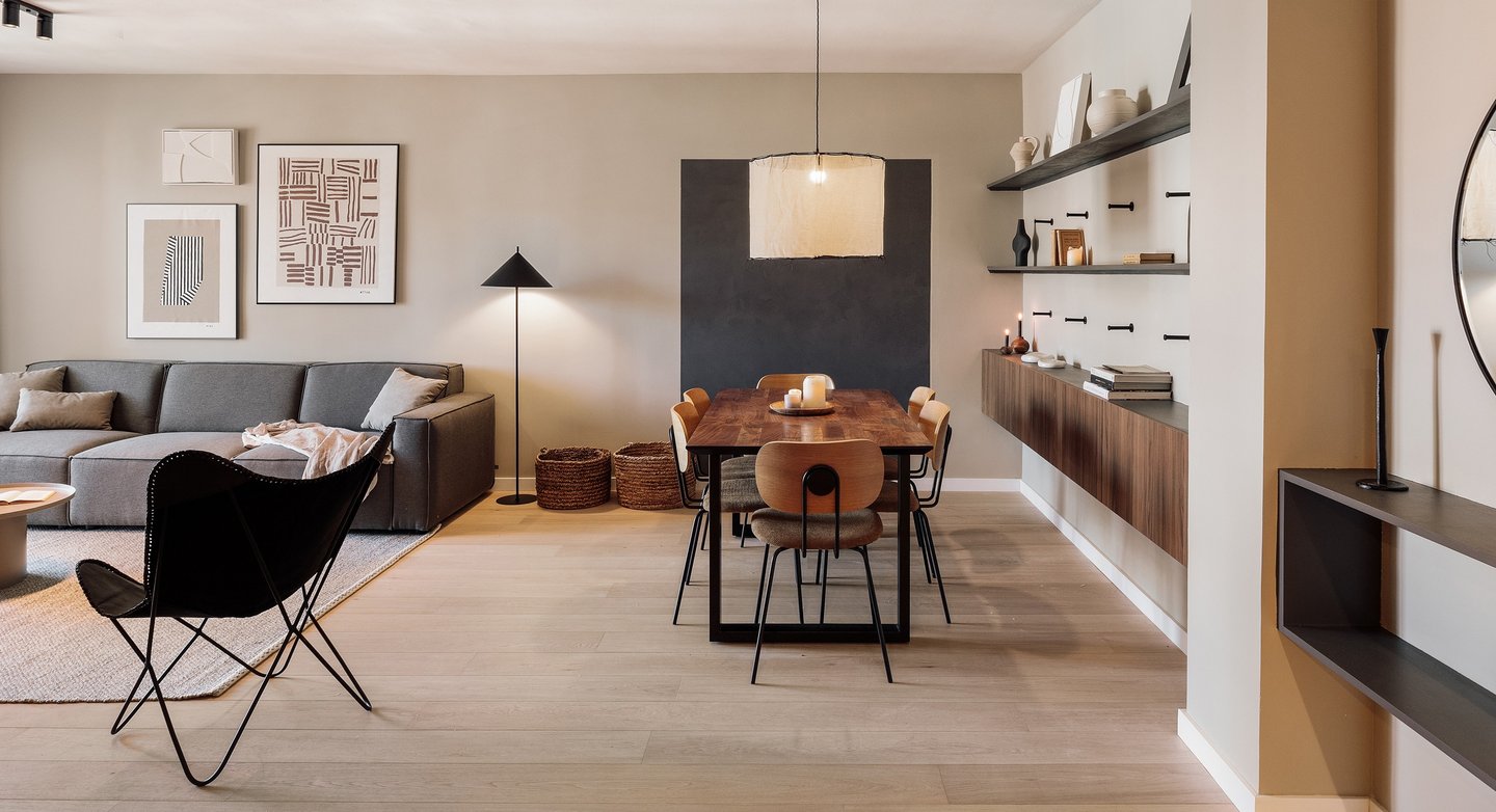 Stylish living room design with vibrant colours, black metal elements, and wood details