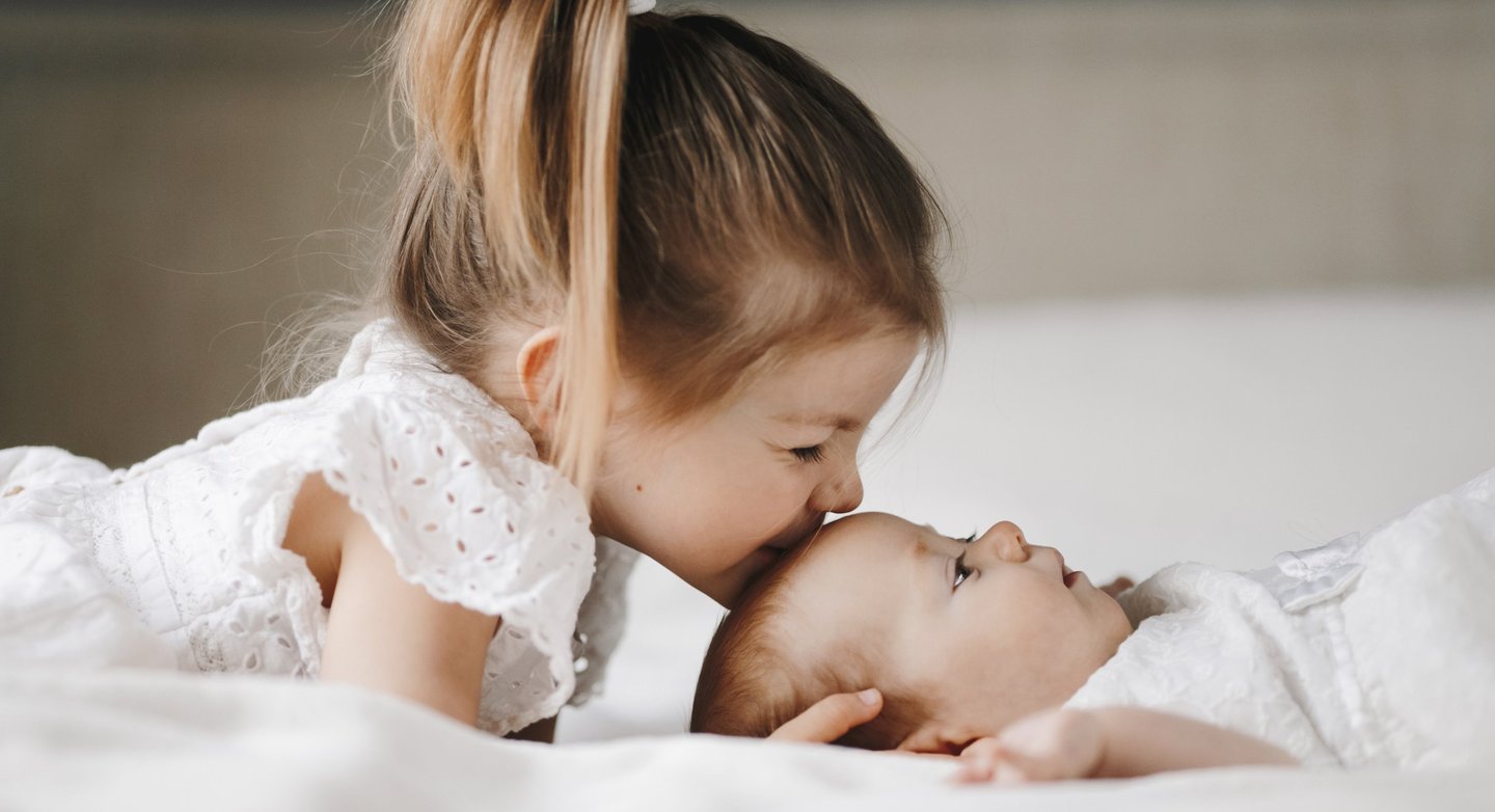 Inniger Moment zwischen Geschwistern – was Mamas wirklich wichtig ist: die Liebe zu ihren Kindern