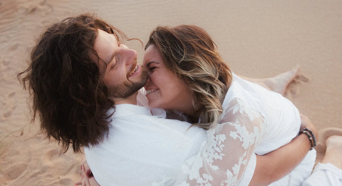 Couple complice qui rit et joue par le photographe romain daniel, lors d'une séance couple plage de Sauveterre, Vendée