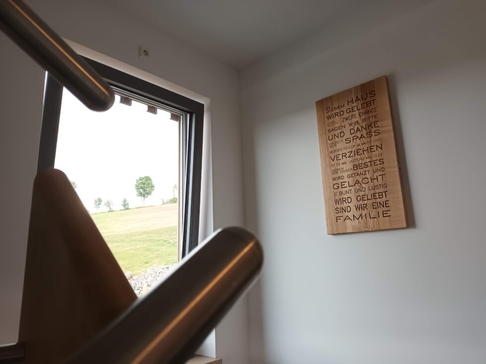 Unikate wie diese Holztafel mit gefrästen Buchstaben bringen Behaglichkeit