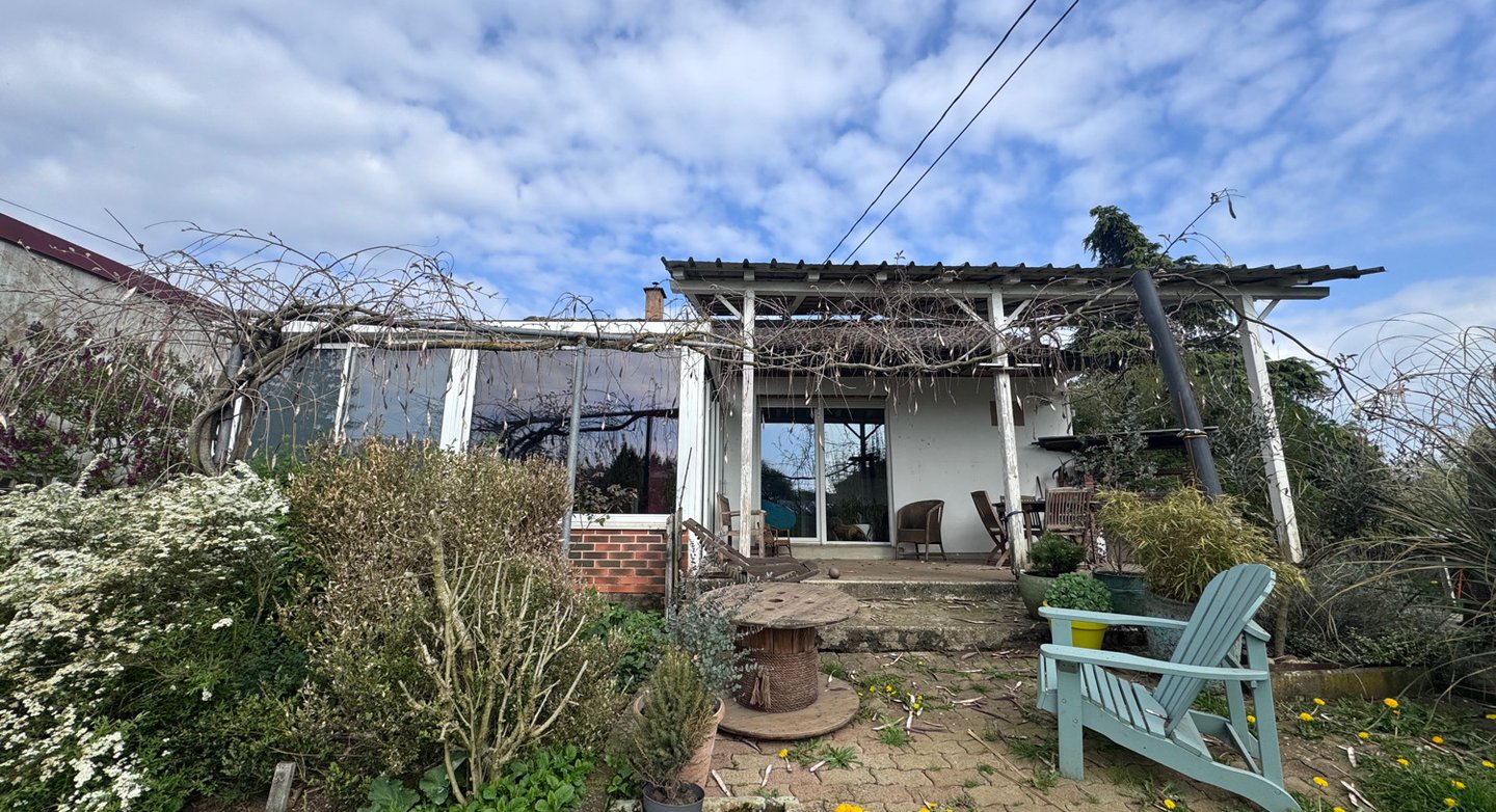 Maison individuel vue de la pergola et de le veranda avant travaux