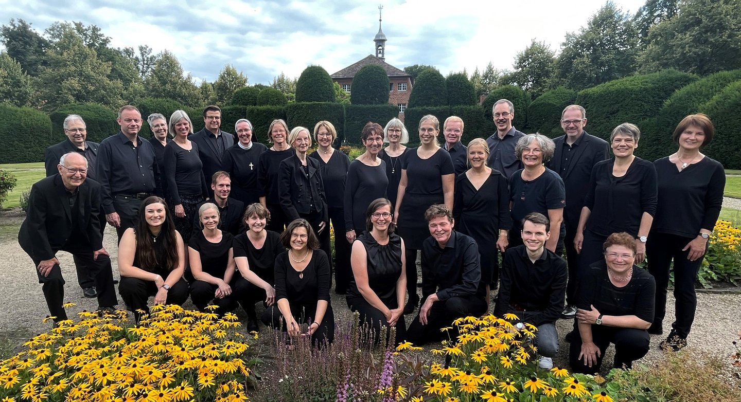 Der Kammerchor Emsland 2023 im Schlossgarten Clemenswerth in Sögel