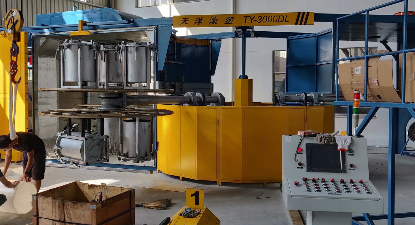 featured_chemical_tank_rotomolding_machine