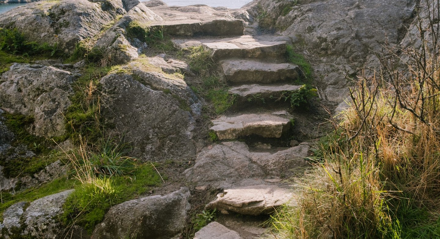 Akmenimis grįsti laiptai – žingsnis po žingsnio į verslo augimą ir skaidrią apskaitą