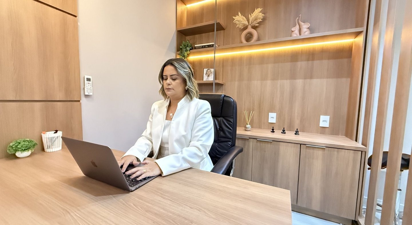 Dra Renata Chaves no seu consultório em atedimento.