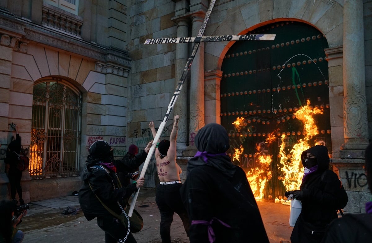 desadaptados queman  iglesias en colombia