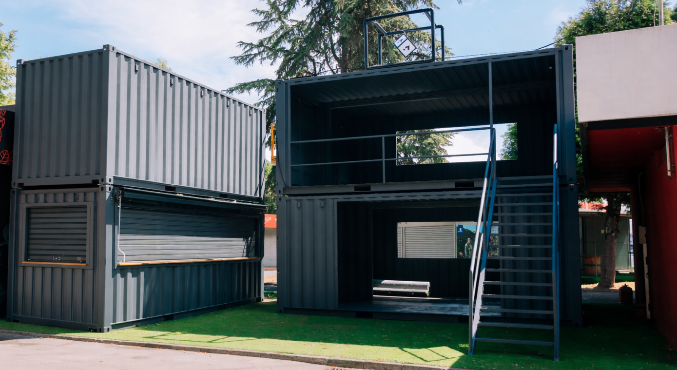 Módulos prefabricados apilados para eventos con estructura de contenedores marítimos