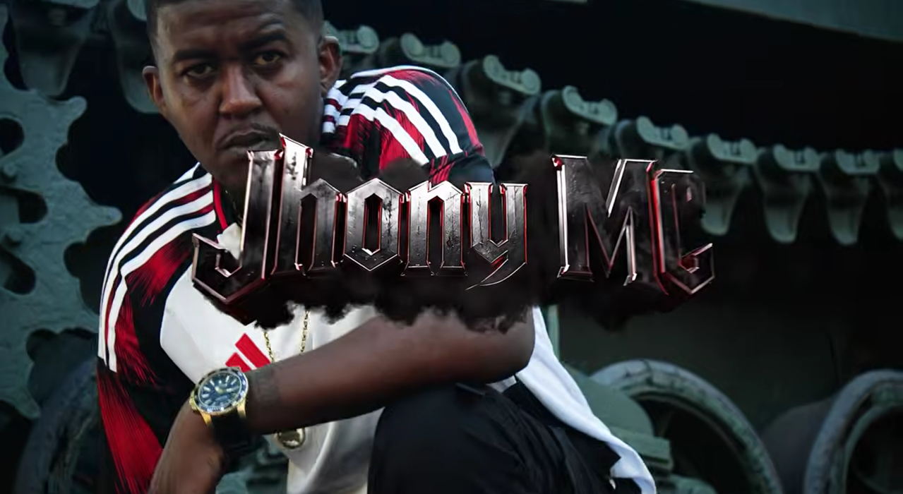 Jhony MC no clipe O Mais Odiado em cima de um tanque de guerra