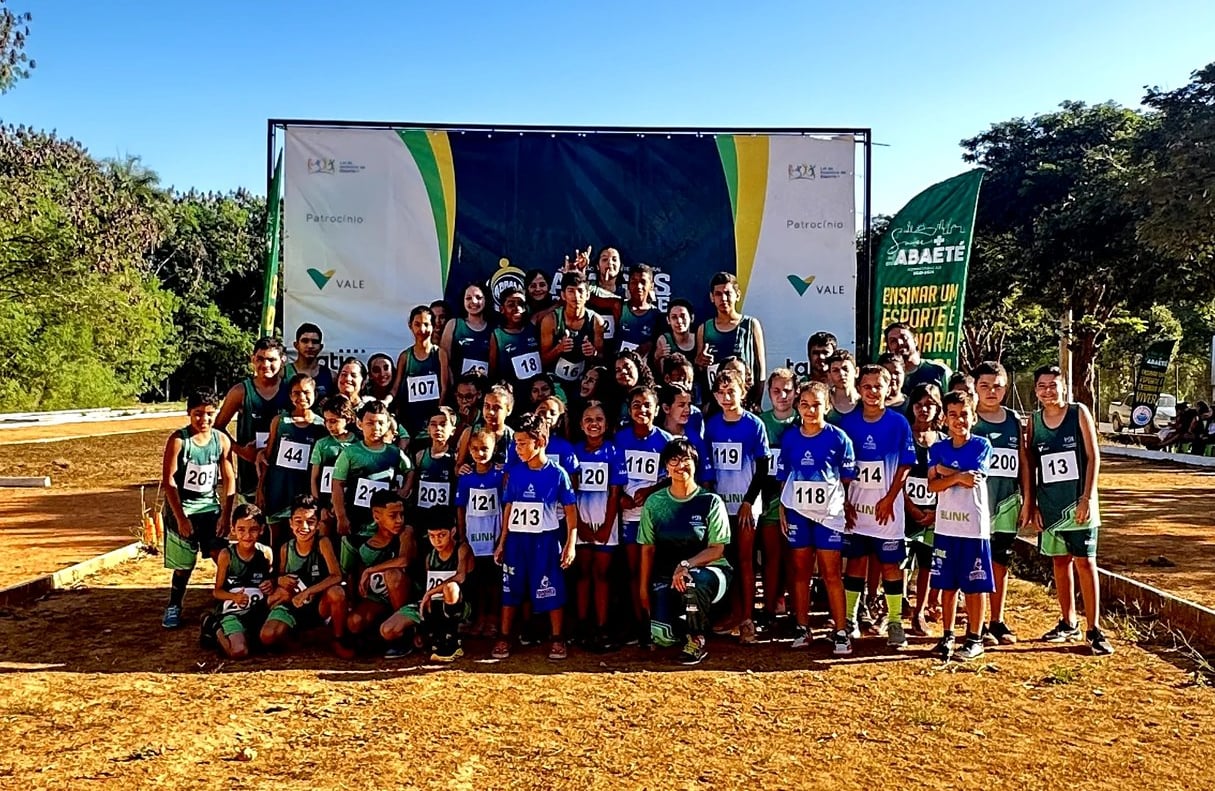 Alunos do Projeto Viva Handebol e o Atletismo e alunos do Viva o Atletismo na Pista da ABECAA