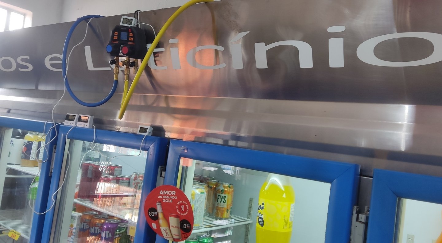 Medição de superaquecimento em balcão refrigerado com manifold digital.