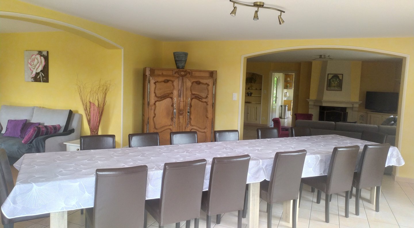 Table de salle à manger avec chaises et vue sur le salon