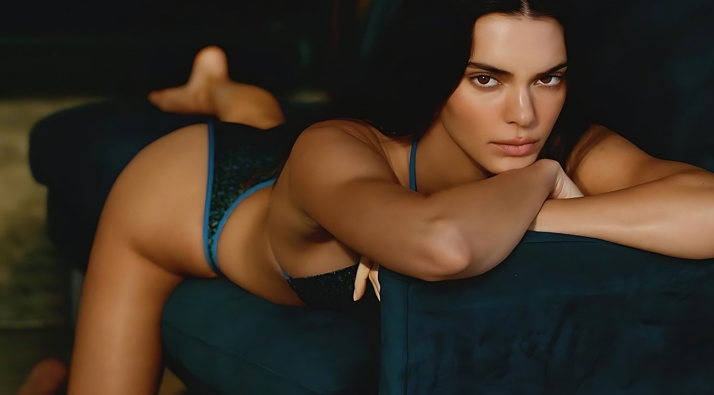 Kendall Jenner Stuns in Calzedonia’s Burgundy Bikini
