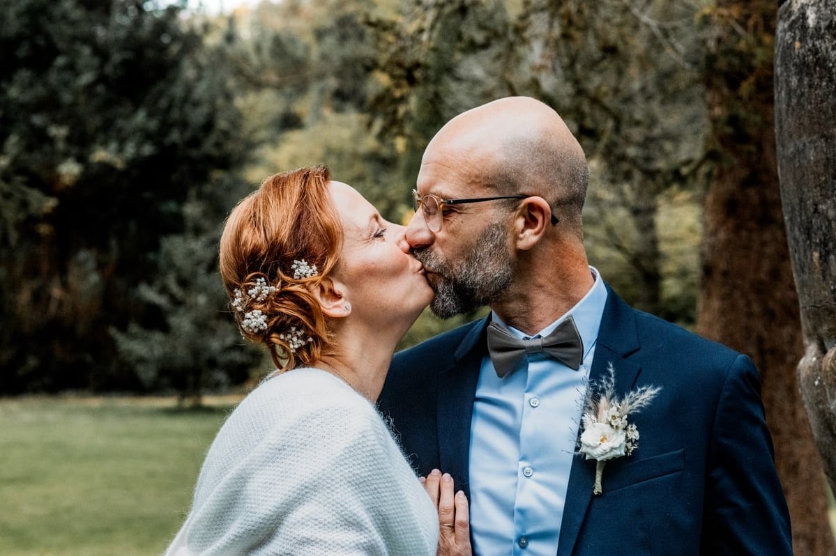 Un couple de mariés s'embrassant