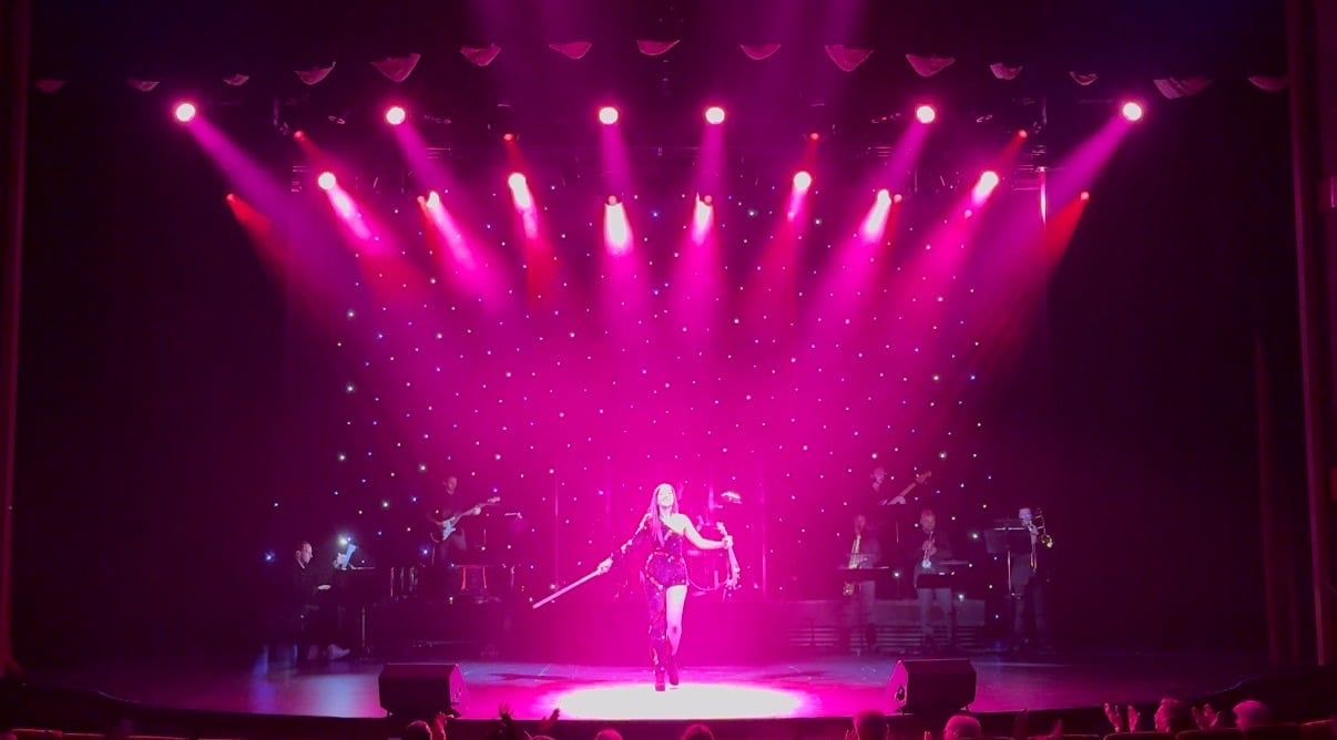 violinista Asturiana actuando en teatro internacional